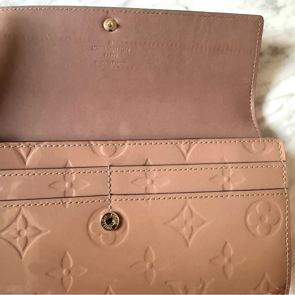๐ LOUIS VUITTON Authentic Neutral Pale Pink Patent Leather Wallet. - Picture 10 of 12